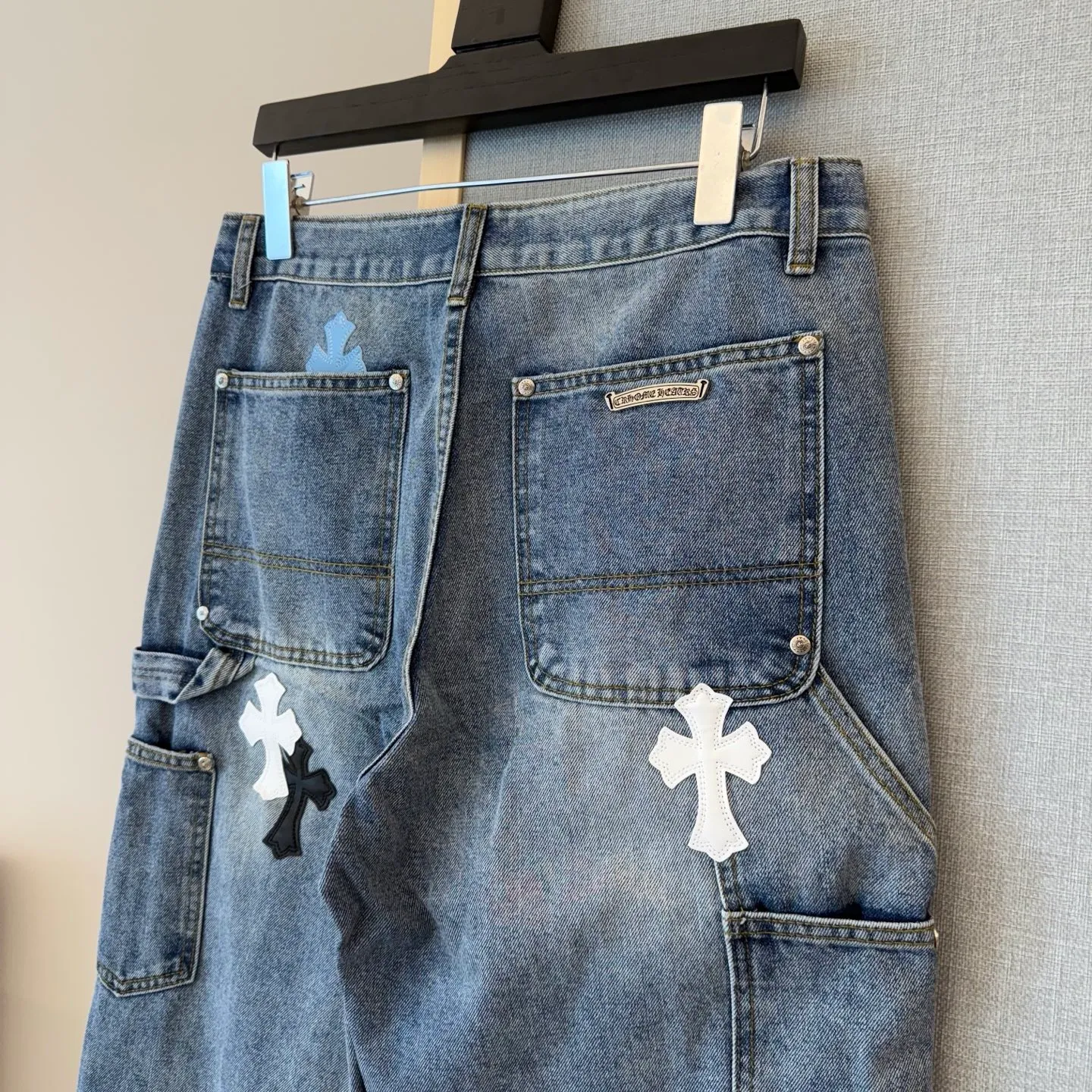 P280 model number: D328 Chrome Hearts Chrome Hearts Straight Lumberjack Overalls. Heavy canvas material, double-layer fabric on the knees, and multiple small pocket designs are the most recognizable features of the Lumberjack Pants. This trousers style was first created by Carhartt, and has been reinterpreted by many brands as the times evolve. These Crow Heart light blue logging overalls are based on the Carhartt pants with some improvements and added elements‼ ️Color #Washed Blue Size #28-36 (s m l Pants opening 22 XXL waist 94 hips 118 pants length 110 pants opening 23